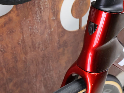 Rennrad von Trek, TREK MADONE SLR 7 AXS MY 2026 / CARBON RED SMOKE / M vor USEDBIKES - OB.DE Hintergrund