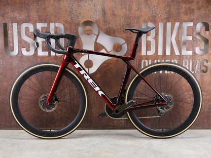 Rennrad von Trek, TREK MADONE SLR 7 AXS MY 2026 / CARBON RED SMOKE / M vor USEDBIKES - OB.DE Hintergrund