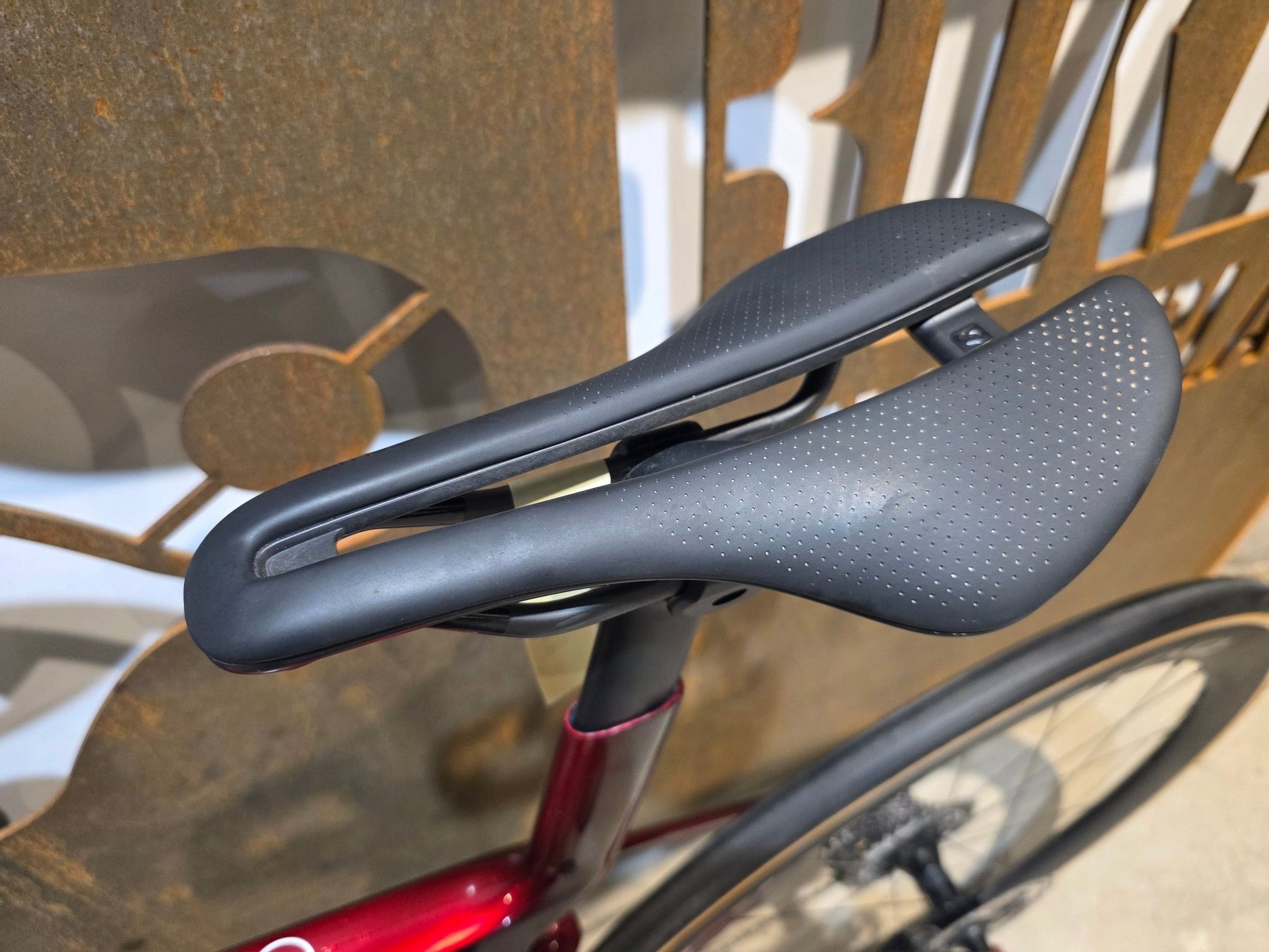 Rennrad von Trek, TREK MADONE SLR 7 AXS MY 2026 / CARBON RED SMOKE / M vor USEDBIKES - OB.DE Hintergrund