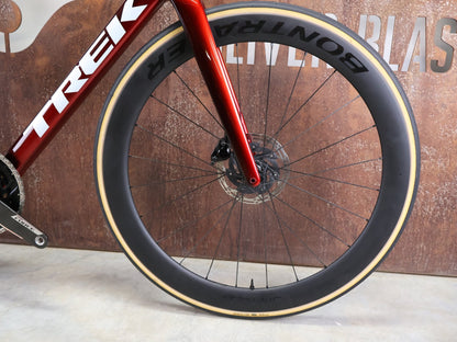 Rennrad von Trek, TREK MADONE SLR 7 AXS MY 2026 / CARBON RED SMOKE / M vor USEDBIKES - OB.DE Hintergrund