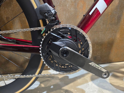 Rennrad von Trek, TREK MADONE SLR 7 AXS MY 2026 / CARBON RED SMOKE / M vor USEDBIKES - OB.DE Hintergrund