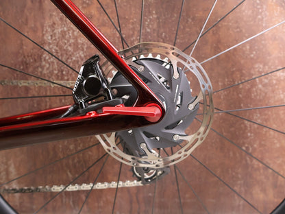 Rennrad von Trek, TREK MADONE SLR 7 AXS MY 2026 / CARBON RED SMOKE / M vor USEDBIKES - OB.DE Hintergrund