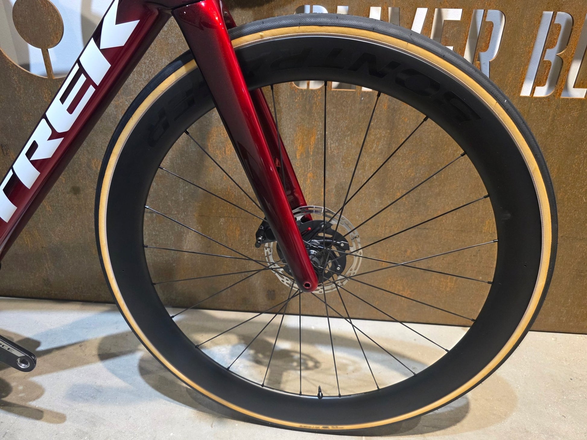 Rennrad von Trek, TREK MADONE SLR 7 AXS MY 2026 / CARBON RED SMOKE / M vor USEDBIKES - OB.DE Hintergrund