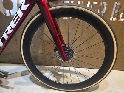 Rennrad von Trek, TREK MADONE SLR 7 AXS MY 2026 / CARBON RED SMOKE / M vor USEDBIKES - OB.DE Hintergrund