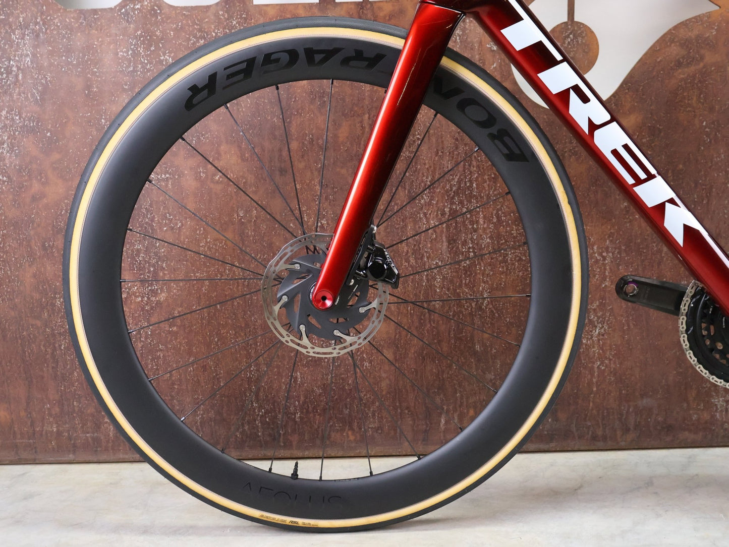 Rennrad von Trek, TREK MADONE SLR 7 AXS MY 2026 / CARBON RED SMOKE / M vor USEDBIKES - OB.DE Hintergrund