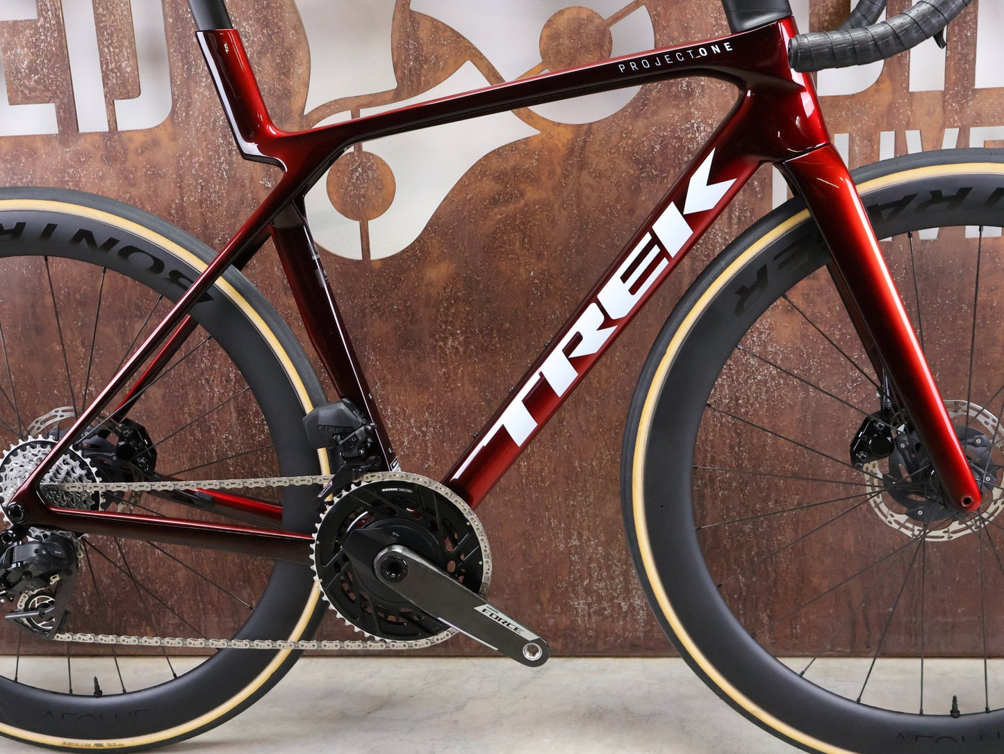 Rennrad von Trek, TREK MADONE SLR 7 AXS MY 2026 / CARBON RED SMOKE / M vor USEDBIKES - OB.DE Hintergrund