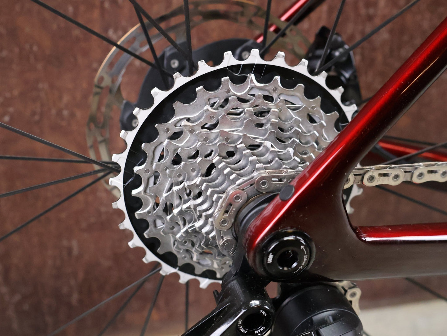 Rennrad von Trek, TREK MADONE SLR 7 AXS MY 2026 / CARBON RED SMOKE / M vor USEDBIKES - OB.DE Hintergrund