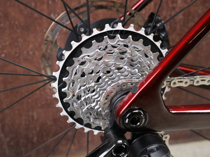 Rennrad von Trek, TREK MADONE SLR 7 AXS MY 2026 / CARBON RED SMOKE / M vor USEDBIKES - OB.DE Hintergrund