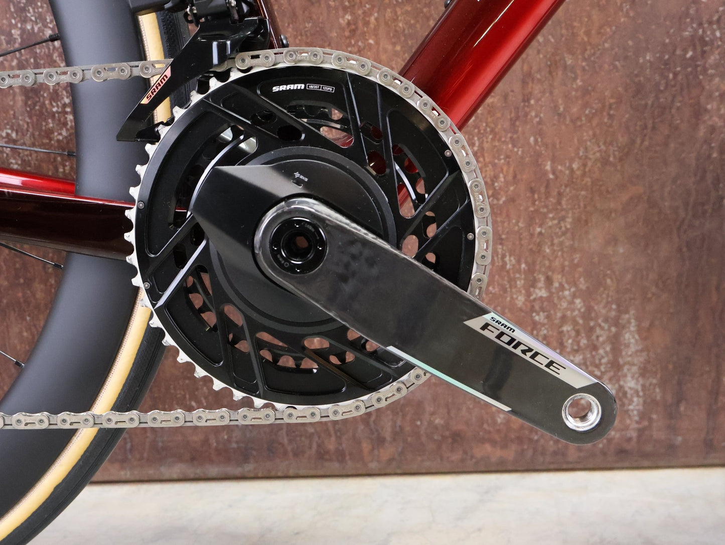 Rennrad von Trek, TREK MADONE SLR 7 AXS MY 2026 / CARBON RED SMOKE / M vor USEDBIKES - OB.DE Hintergrund