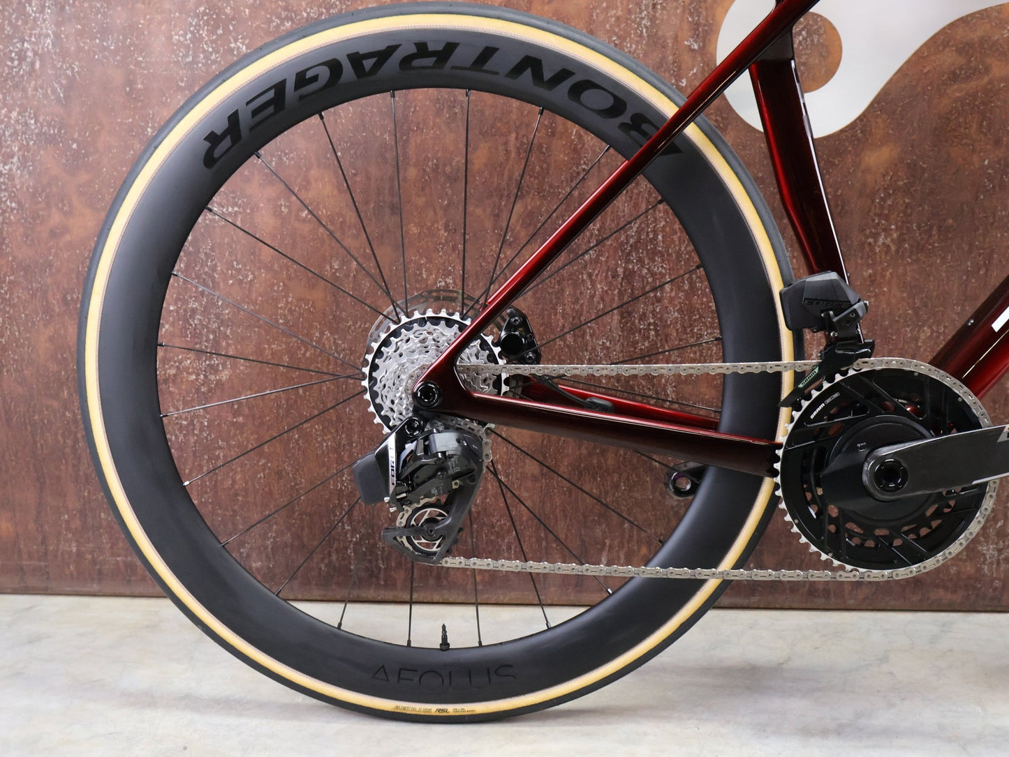 Rennrad von Trek, TREK MADONE SLR 7 AXS MY 2026 / CARBON RED SMOKE / M vor USEDBIKES - OB.DE Hintergrund