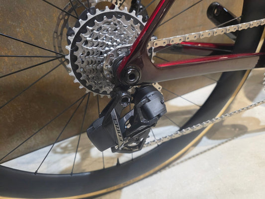 Rennrad von Trek, TREK MADONE SLR 7 AXS MY 2026 / CARBON RED SMOKE / M vor USEDBIKES - OB.DE Hintergrund