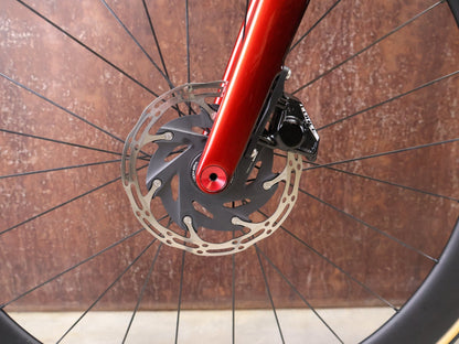 Rennrad von Trek, TREK MADONE SLR 7 AXS MY 2026 / CARBON RED SMOKE / M vor USEDBIKES - OB.DE Hintergrund