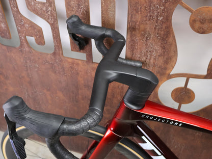 Rennrad von Trek, TREK MADONE SLR 7 AXS MY 2026 / CARBON RED SMOKE / M vor USEDBIKES - OB.DE Hintergrund