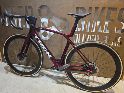 Rennrad von Trek, TREK MADONE SLR 7 AXS MY 2026 / CARBON RED SMOKE / M vor USEDBIKES - OB.DE Hintergrund