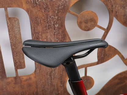 Rennrad von Trek, TREK MADONE SLR 7 AXS MY 2026 / CARBON RED SMOKE / M vor USEDBIKES - OB.DE Hintergrund