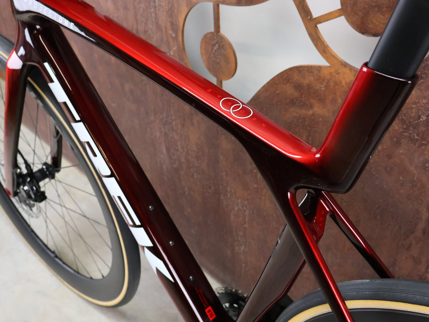 Rennrad von Trek, TREK MADONE SLR 7 AXS MY 2026 / CARBON RED SMOKE / M vor USEDBIKES - OB.DE Hintergrund