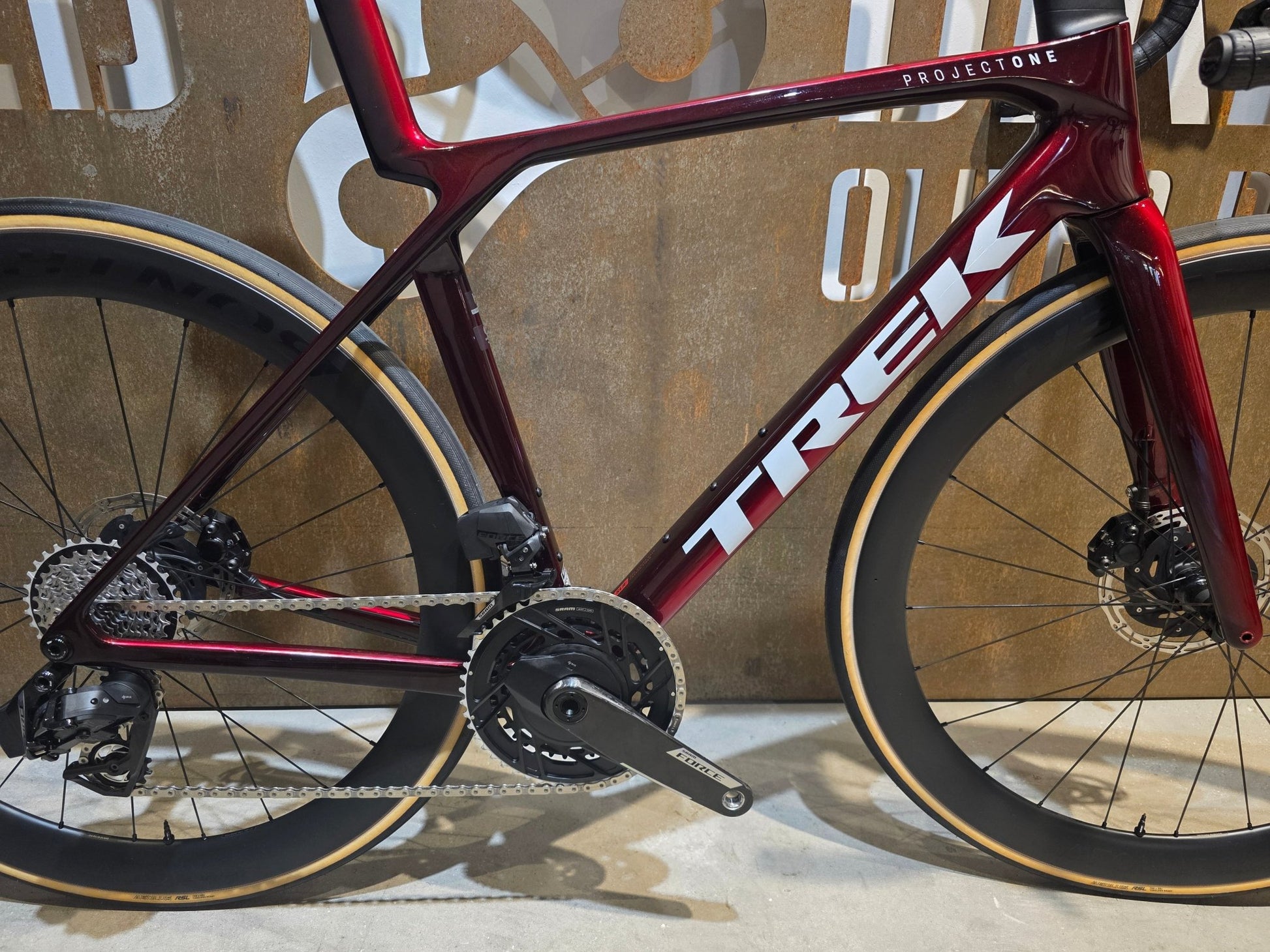 Rennrad von Trek, TREK MADONE SLR 7 AXS MY 2026 / CARBON RED SMOKE / M vor USEDBIKES - OB.DE Hintergrund