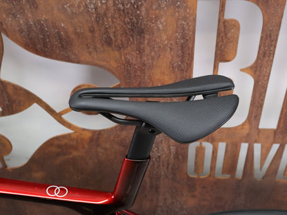 Rennrad von Trek, TREK MADONE SLR 7 AXS MY 2026 / CARBON RED SMOKE / M vor USEDBIKES - OB.DE Hintergrund