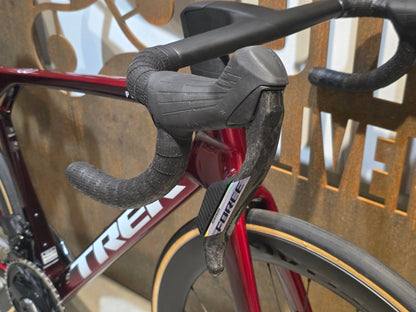 Rennrad von Trek, TREK MADONE SLR 7 AXS MY 2026 / CARBON RED SMOKE / M vor USEDBIKES - OB.DE Hintergrund