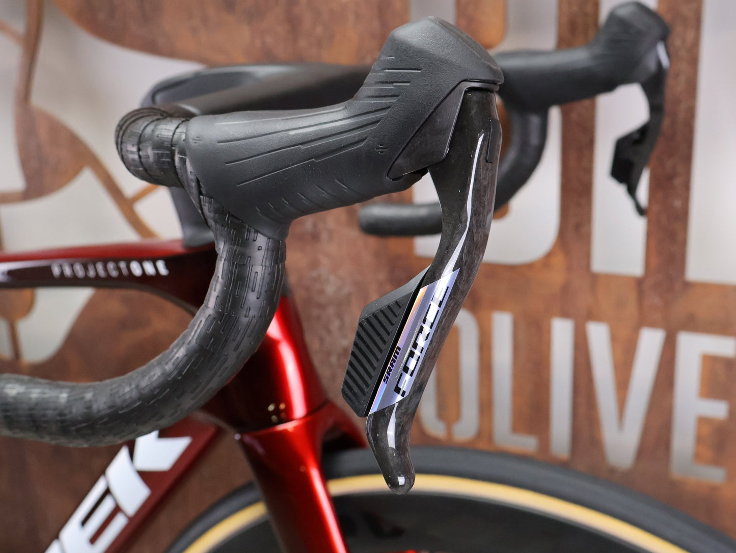 Rennrad von Trek, TREK MADONE SLR 7 AXS MY 2026 / CARBON RED SMOKE / M vor USEDBIKES - OB.DE Hintergrund