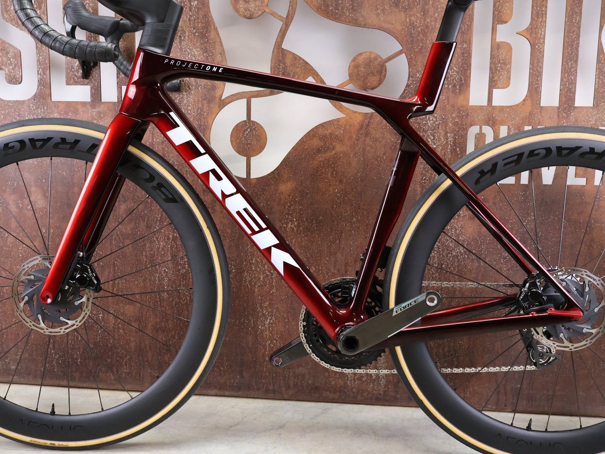 Rennrad von Trek, TREK MADONE SLR 7 AXS MY 2026 / CARBON RED SMOKE / M vor USEDBIKES - OB.DE Hintergrund