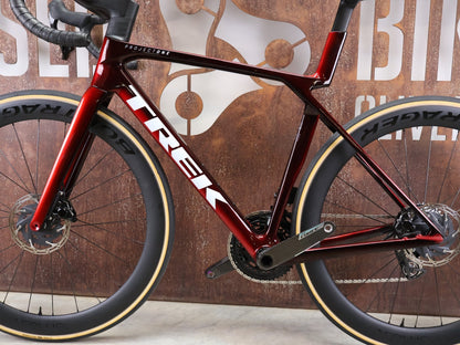 Rennrad von Trek, TREK MADONE SLR 7 AXS MY 2026 / CARBON RED SMOKE / M vor USEDBIKES - OB.DE Hintergrund