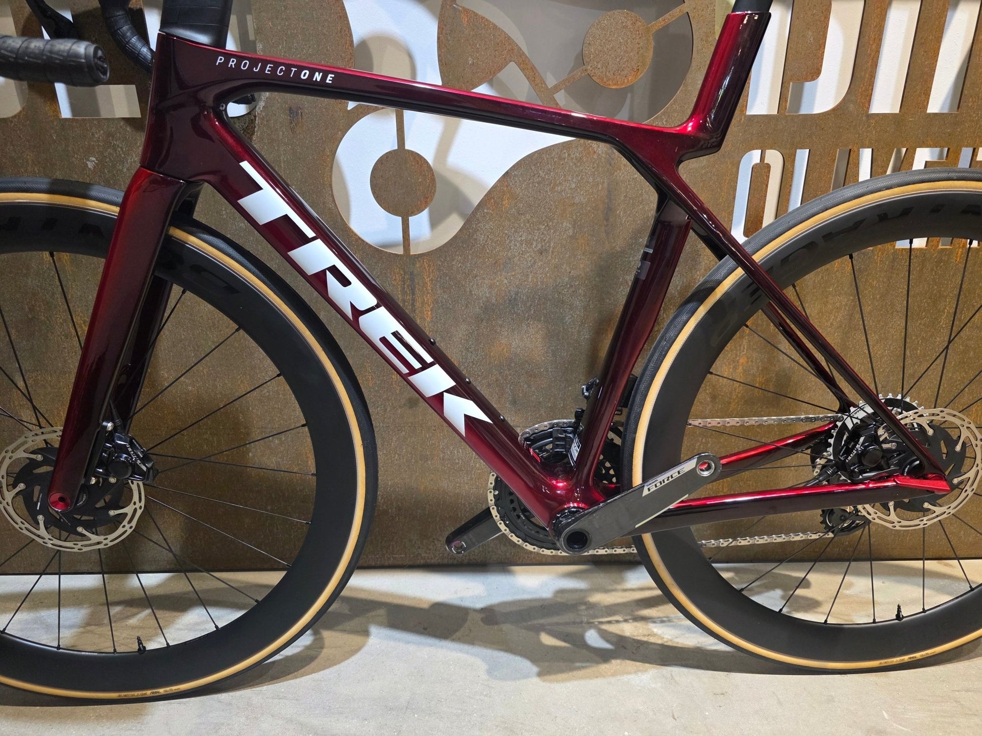 Rennrad von Trek, TREK MADONE SLR 7 AXS MY 2026 / CARBON RED SMOKE / M vor USEDBIKES - OB.DE Hintergrund