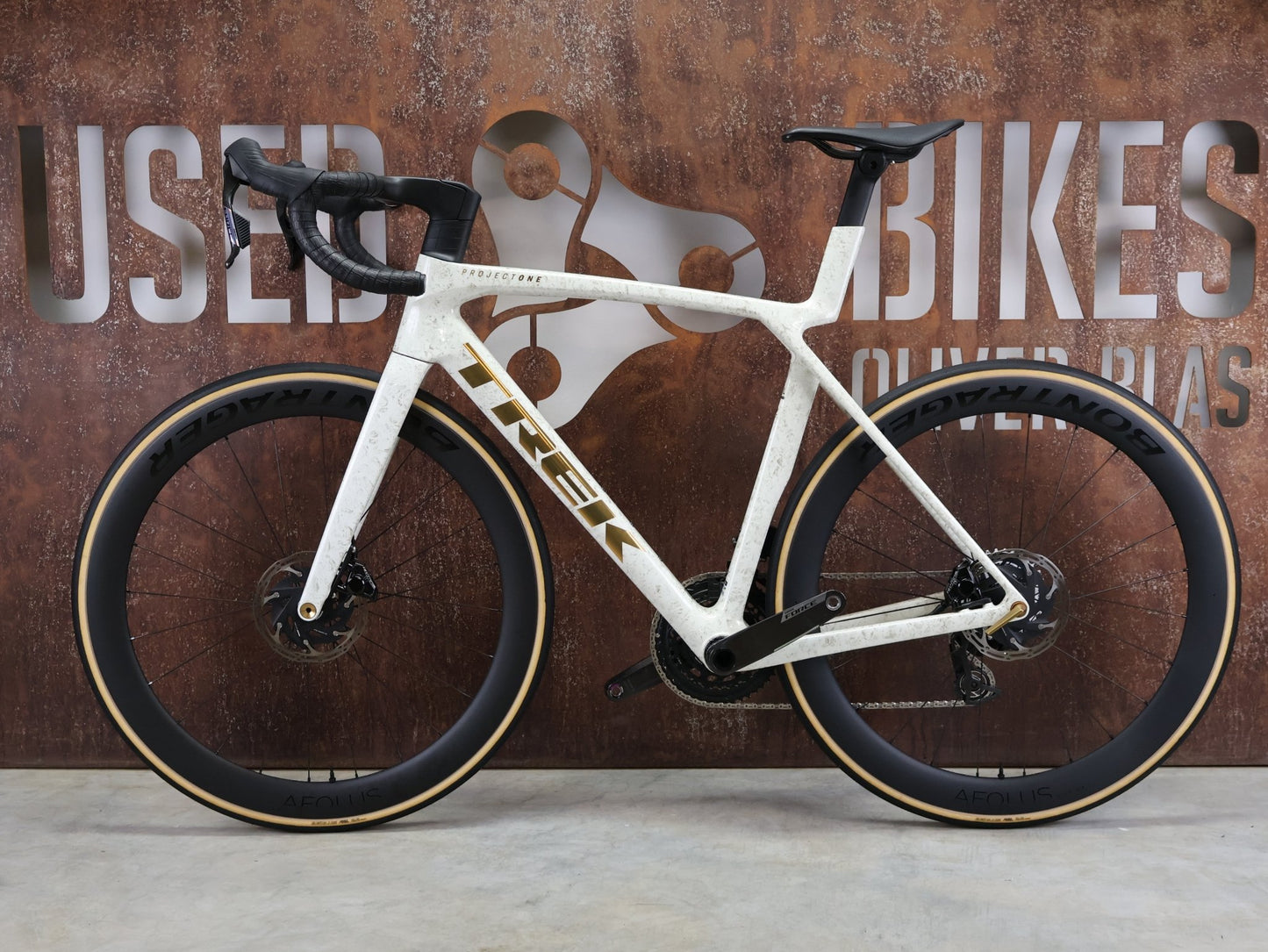 Rennrad von Trek, TREK MADONE SLR 7 AXS MY 2026 / ERA WHITE / SUPERNOVA MARBLE / M/L vor USEDBIKES - OB.DE Hintergrund