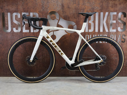 Rennrad von Trek, TREK MADONE SLR 7 AXS MY 2026 / ERA WHITE / SUPERNOVA MARBLE / M/L vor USEDBIKES - OB.DE Hintergrund