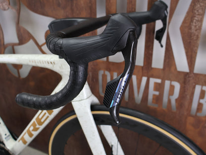 Rennrad von Trek, TREK MADONE SLR 7 AXS MY 2026 / ERA WHITE / SUPERNOVA MARBLE / M/L vor USEDBIKES - OB.DE Hintergrund