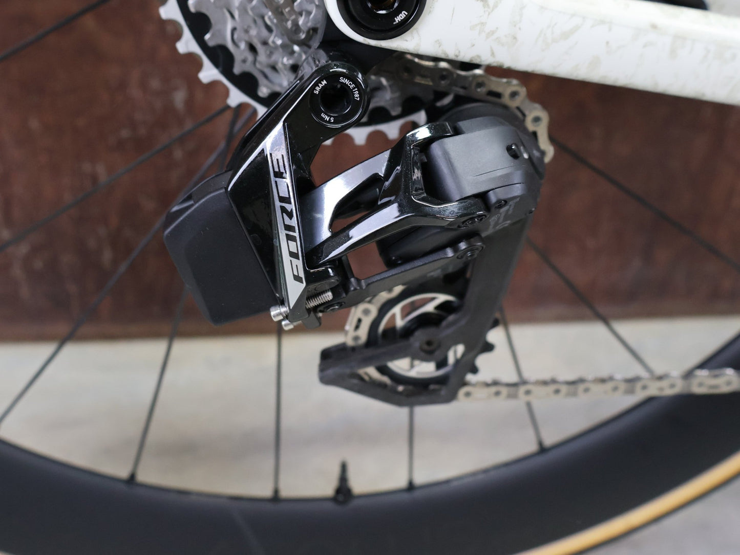 Rennrad von Trek, TREK MADONE SLR 7 AXS MY 2026 / ERA WHITE / SUPERNOVA MARBLE / M/L vor USEDBIKES - OB.DE Hintergrund