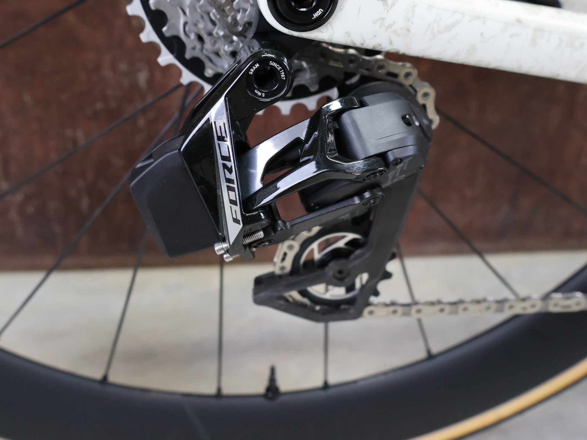 Rennrad von Trek, TREK MADONE SLR 7 AXS MY 2026 / ERA WHITE / SUPERNOVA MARBLE / M/L vor USEDBIKES - OB.DE Hintergrund