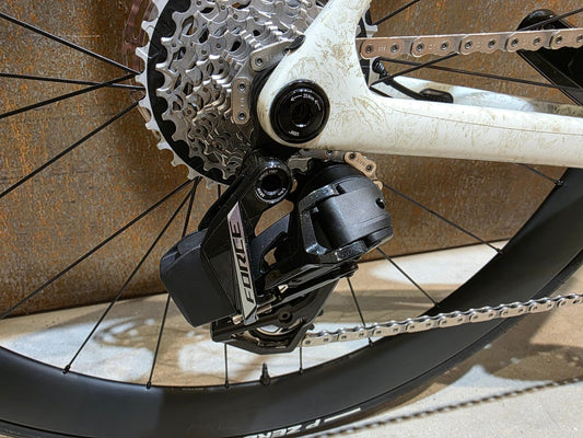 Rennrad von Trek, TREK MADONE SLR 7 AXS MY 2026 / ERA WHITE / SUPERNOVA MARBLE / M/L vor USEDBIKES - OB.DE Hintergrund