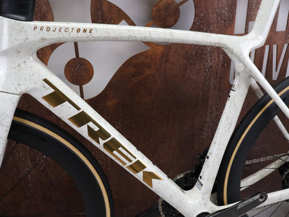 Rennrad von Trek, TREK MADONE SLR 7 AXS MY 2026 / ERA WHITE / SUPERNOVA MARBLE / M/L vor USEDBIKES - OB.DE Hintergrund