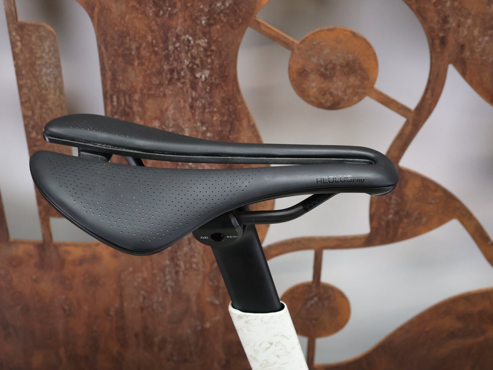 Rennrad von Trek, TREK MADONE SLR 7 AXS MY 2026 / ERA WHITE / SUPERNOVA MARBLE / M/L vor USEDBIKES - OB.DE Hintergrund