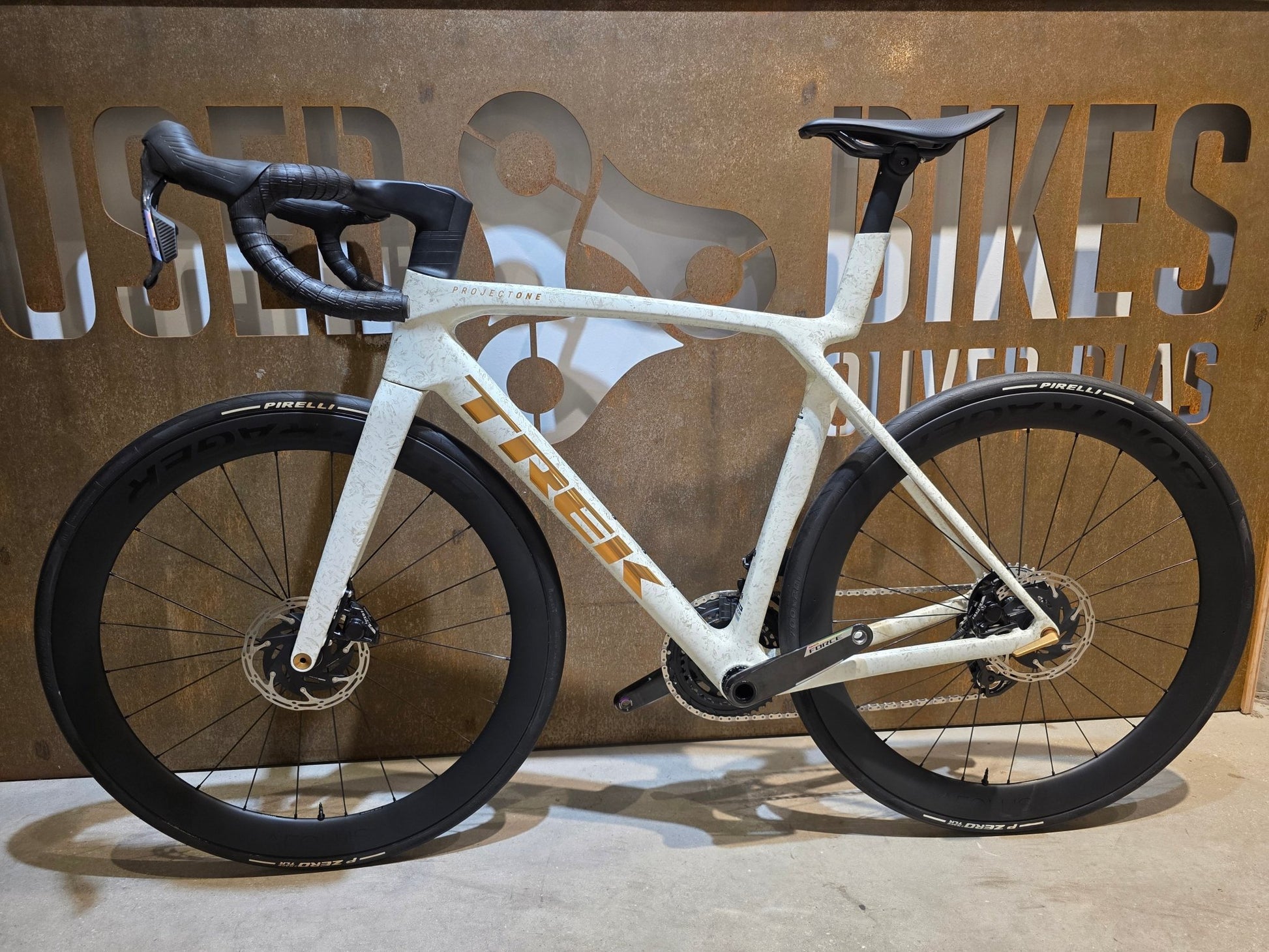 Rennrad von Trek, TREK MADONE SLR 7 AXS MY 2026 / ERA WHITE / SUPERNOVA MARBLE / M/L vor USEDBIKES - OB.DE Hintergrund