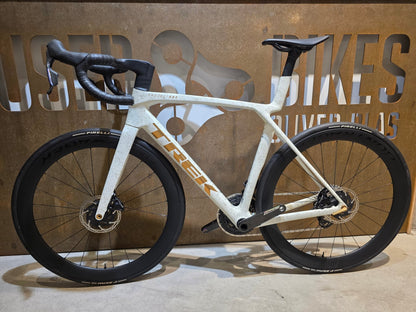 Rennrad von Trek, TREK MADONE SLR 7 AXS MY 2026 / ERA WHITE / SUPERNOVA MARBLE / M/L vor USEDBIKES - OB.DE Hintergrund