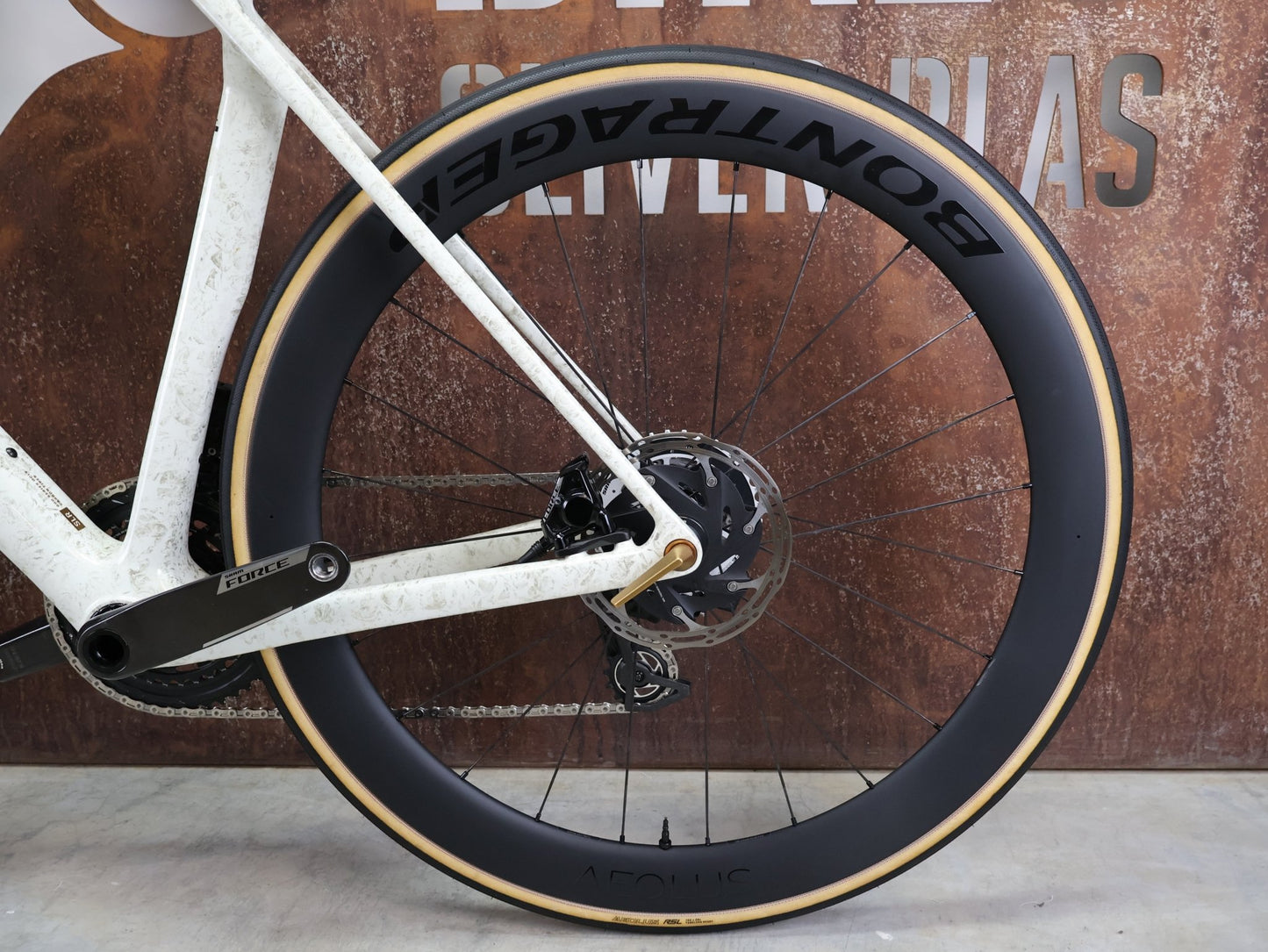 Rennrad von Trek, TREK MADONE SLR 7 AXS MY 2026 / ERA WHITE / SUPERNOVA MARBLE / M/L vor USEDBIKES - OB.DE Hintergrund