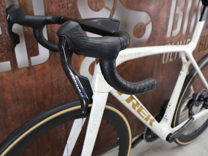 Rennrad von Trek, TREK MADONE SLR 7 AXS MY 2026 / ERA WHITE / SUPERNOVA MARBLE / M/L vor USEDBIKES - OB.DE Hintergrund