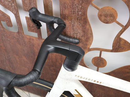 Rennrad von Trek, TREK MADONE SLR 7 AXS MY 2026 / ERA WHITE / SUPERNOVA MARBLE / M/L vor USEDBIKES - OB.DE Hintergrund