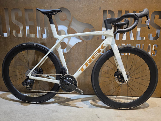 Rennrad von Trek, TREK MADONE SLR 7 AXS MY 2026 / ERA WHITE / SUPERNOVA MARBLE / M/L vor USEDBIKES - OB.DE Hintergrund