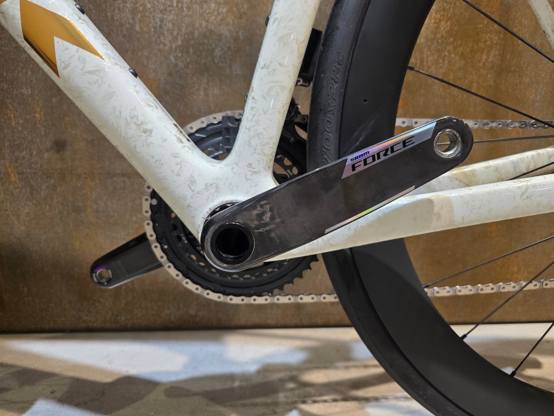 Rennrad von Trek, TREK MADONE SLR 7 AXS MY 2026 / ERA WHITE / SUPERNOVA MARBLE / M/L vor USEDBIKES - OB.DE Hintergrund