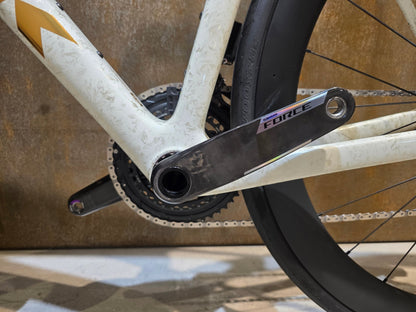 Rennrad von Trek, TREK MADONE SLR 7 AXS MY 2026 / ERA WHITE / SUPERNOVA MARBLE / M/L vor USEDBIKES - OB.DE Hintergrund