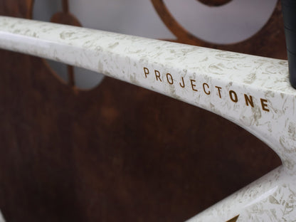 Rennrad von Trek, TREK MADONE SLR 7 AXS MY 2026 / ERA WHITE / SUPERNOVA MARBLE / M/L vor USEDBIKES - OB.DE Hintergrund