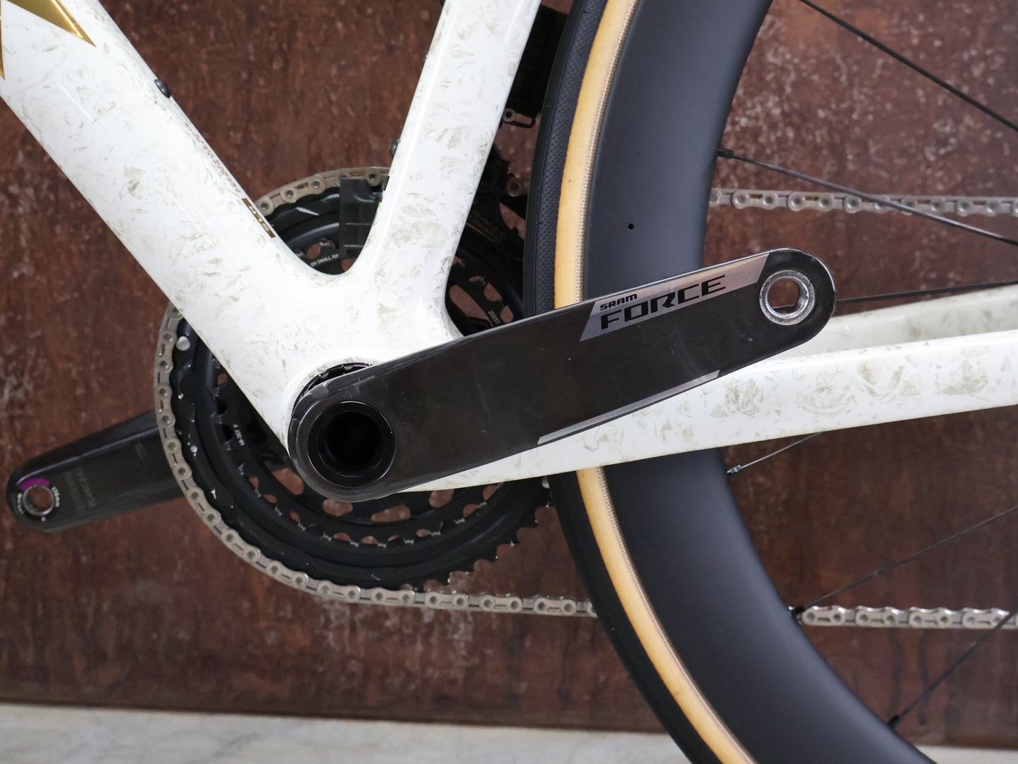 Rennrad von Trek, TREK MADONE SLR 7 AXS MY 2026 / ERA WHITE / SUPERNOVA MARBLE / M/L vor USEDBIKES - OB.DE Hintergrund