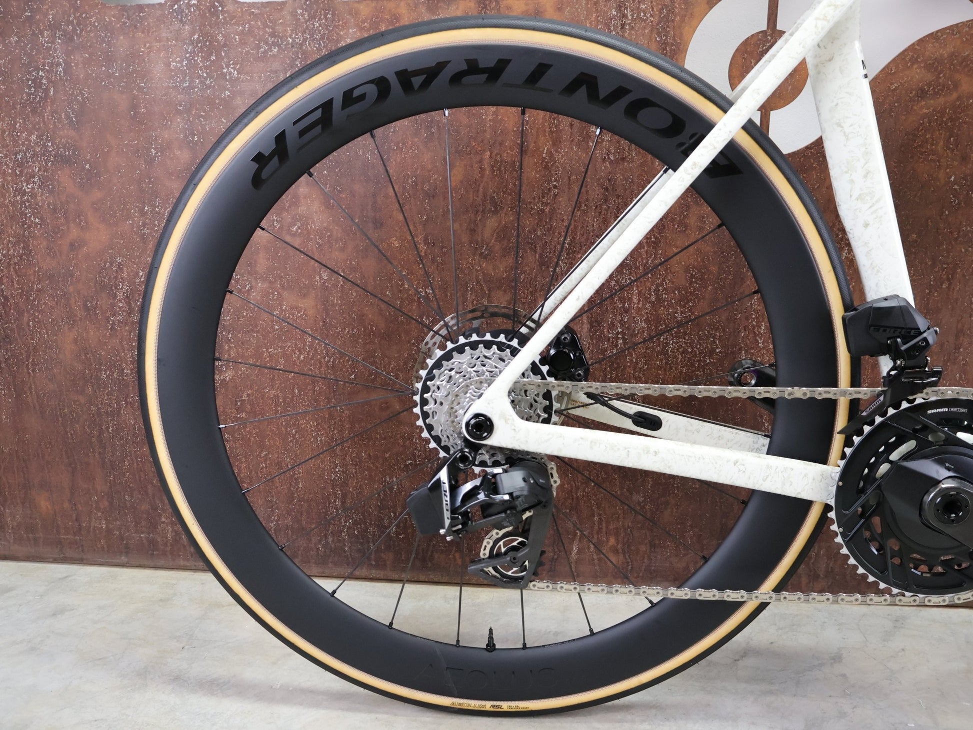 Rennrad von Trek, TREK MADONE SLR 7 AXS MY 2026 / ERA WHITE / SUPERNOVA MARBLE / M/L vor USEDBIKES - OB.DE Hintergrund