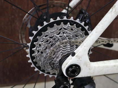 Rennrad von Trek, TREK MADONE SLR 7 AXS MY 2026 / ERA WHITE / SUPERNOVA MARBLE / M/L vor USEDBIKES - OB.DE Hintergrund