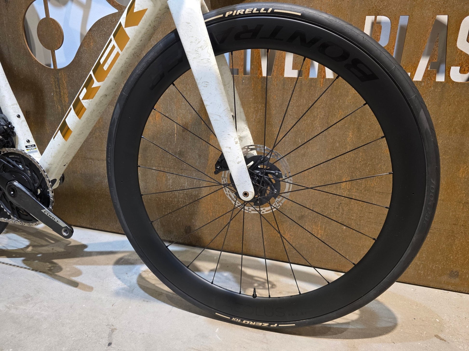 Rennrad von Trek, TREK MADONE SLR 7 AXS MY 2026 / ERA WHITE / SUPERNOVA MARBLE / M/L vor USEDBIKES - OB.DE Hintergrund