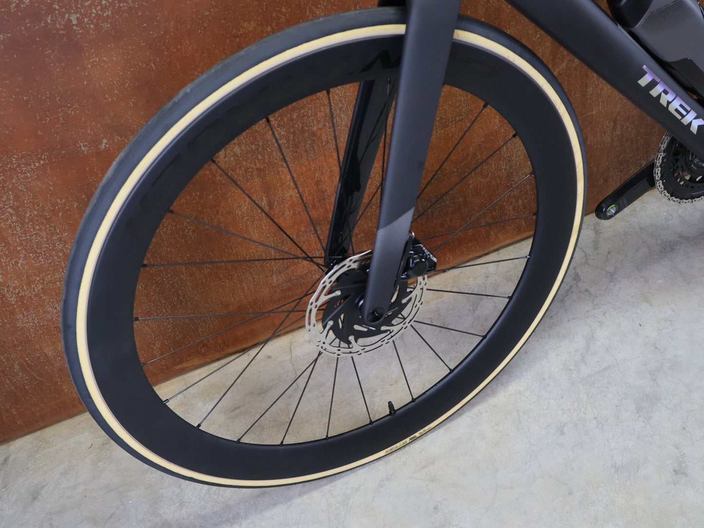 Rennrad von Trek, TREK MADONE SLR 7 AXS MY 2026 / MATTE CARBON SMOKE / L vor USEDBIKES - OB.DE Hintergrund