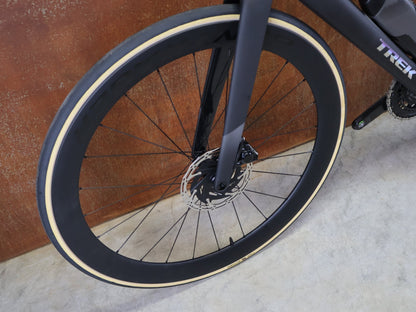 Rennrad von Trek, TREK MADONE SLR 7 AXS MY 2026 / MATTE CARBON SMOKE / L vor USEDBIKES - OB.DE Hintergrund